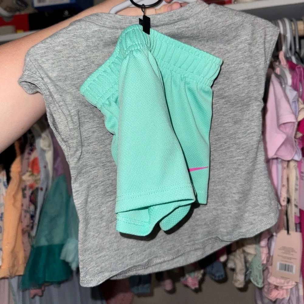 Nike Toddler Set - Picture 2 of 2